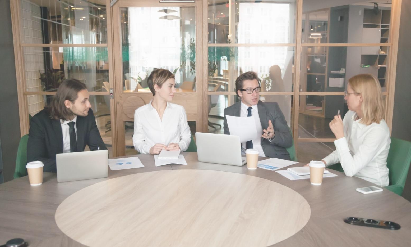 Équipe de travail collaborant sur une stratégie budgétaire