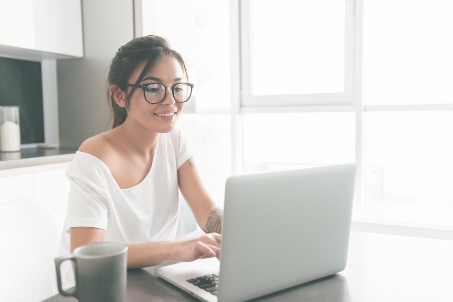 Étudiant consultant ses finances sur ordinateur